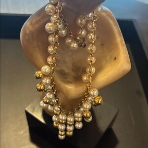 Elegant Gold and Pearl Necklace